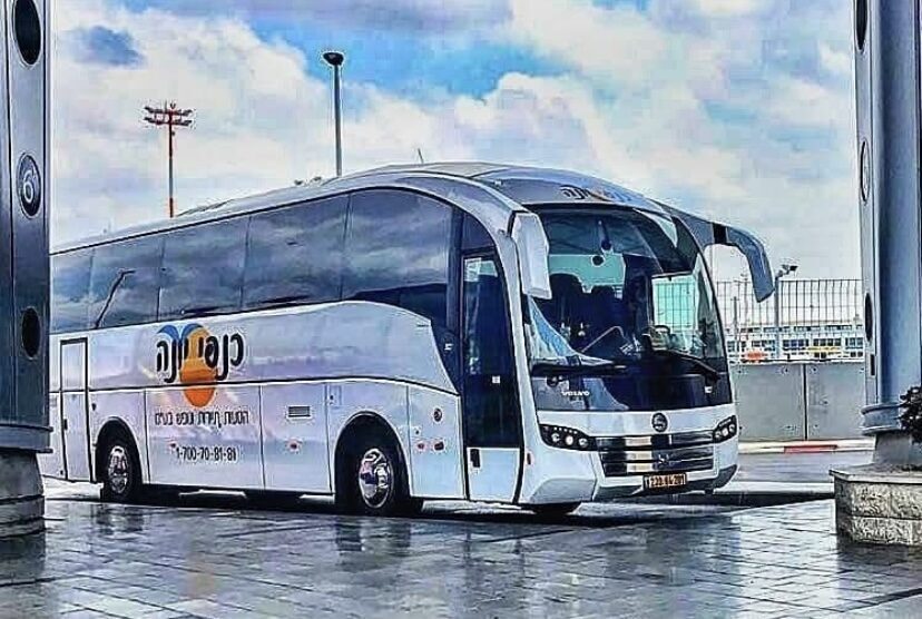 כנפי יונה היסעים, אוטובוס בחניה במסוף