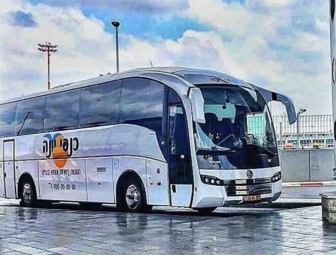 כנפי יונה היסעים, אוטובוס בחניה במסוף