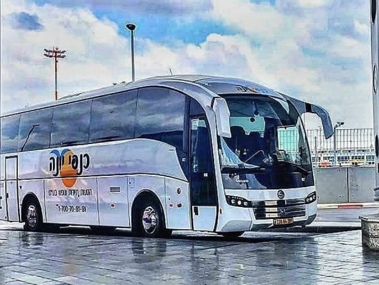 כנפי יונה היסעים, אוטובוס בחניה במסוף