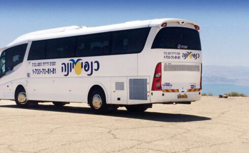 כנפי יונה הסעות תלמידים והסעות לקייטנות אטובוס ממתין למשתתפים
