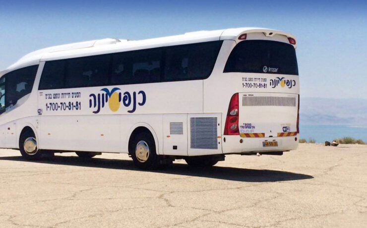 כנפי יונה הסעות תלמידים והסעות לקייטנות אטובוס ממתין למשתתפים