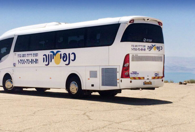 כנפי יונה הסעות תלמידים והסעות לקייטנות אטובוס ממתין למשתתפים