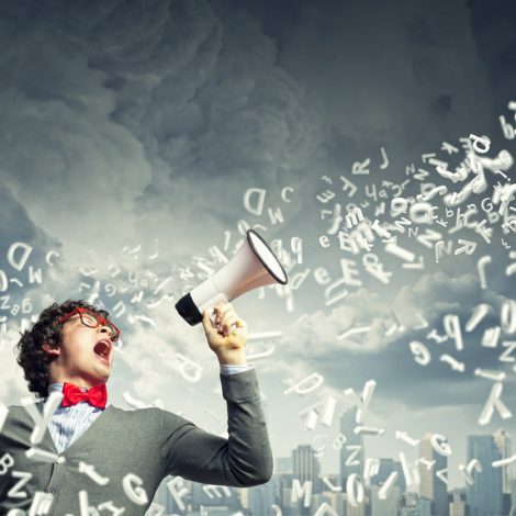 תמונה המציגה מנהל או מדריך מחזיק במגאפון בידו, מדבר ומכוון קבוצה של ילדים או משתתפים בקייטנה או בית ספר. המנהל נראה מרוכז ובשליטה, בעוד הילדים מקשיבים בשקט ובסדר. התמונה משדרת אווירה של ניהול מקצועי, תקשורת ברורה ושמירה על בטיחות וסדר במסגרת חינוכית או חברתית.