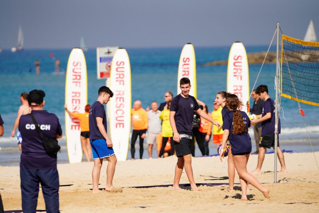 קייטנת הגלישה והספורט החופי של עיריית תל אביב-יפו, הממוקמת בחוף הדולפינריום המחודש, נפתחת לקיץ ומציעה לילדים וילדות חוויה קיצית ופעילה במיוחד. בהובלת מאיה דאובר, אלופת ישראל לשעבר וסגנית אלופת אירופה בגלישת גלים, הקייטנה משלבת גלישת גלים, ספורט חופי והפעלות מגוונות.