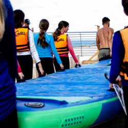 קייטנת גלישת גלים עם surf club בחופי העיר חיפה.