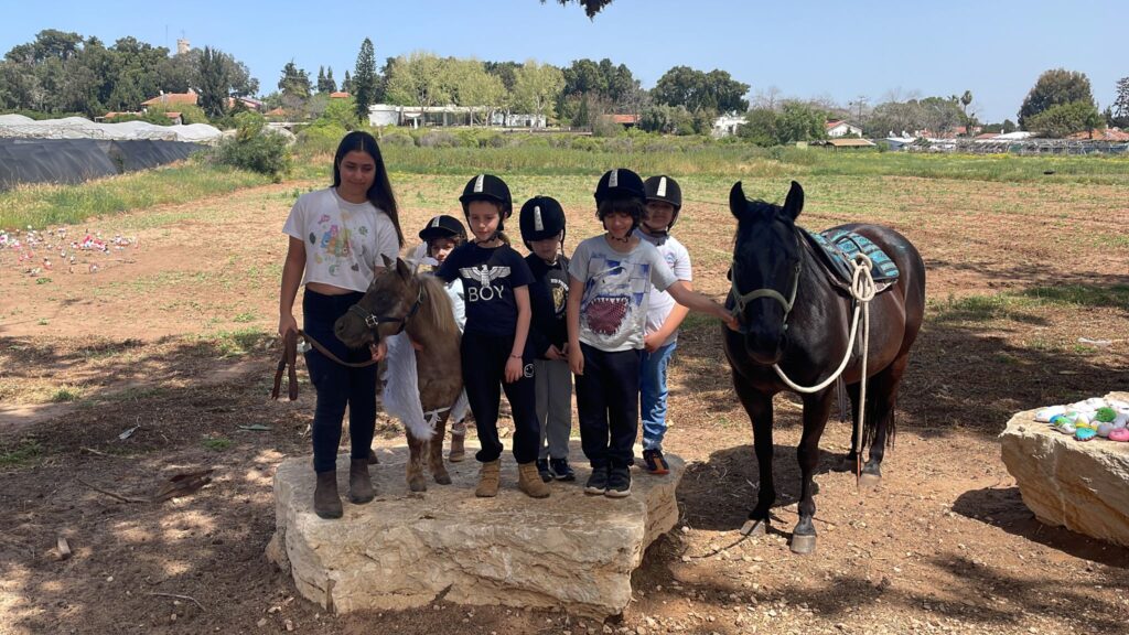 קייטנות חג הסוכות מציעות מגוון רחב של תחומים – החל מספורט ואומנות, דרך טכנולוגיה, ועד אילוף כלבים. ברחבי הארץ פועלות קייטנות שמעניקות לילדים לא רק חוויות ייחודיות, אלא גם כישורים חדשים והזדמנות ליצור חברויות חדשות. יתר על כן, הקייטנות משלבות בין למידה לבין כיף, מה שהופך את החופשה לחוויה חברתית ואישית בלתי נשכחת. בכתבה זו נציג מבחר קייטנות שכדאי לשקול לקראת חג הסוכות הקרוב.