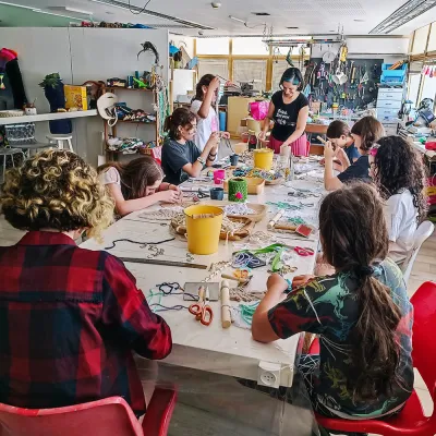 קייטנות חג הסוכות מציעות מגוון רחב של תחומים – החל מספורט ואומנות, דרך טכנולוגיה, ועד אילוף כלבים. ברחבי הארץ פועלות קייטנות שמעניקות לילדים לא רק חוויות ייחודיות, אלא גם כישורים חדשים והזדמנות ליצור חברויות חדשות. יתר על כן, הקייטנות משלבות בין למידה לבין כיף, מה שהופך את החופשה לחוויה חברתית ואישית בלתי נשכחת. בכתבה זו נציג מבחר קייטנות שכדאי לשקול לקראת חג הסוכות הקרוב.