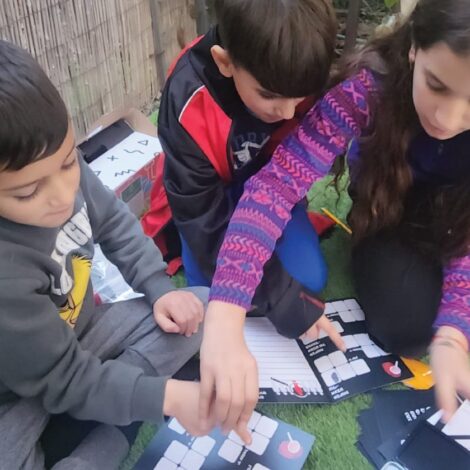 אקדמיה לאושר , ערכות מדעיות לילדים