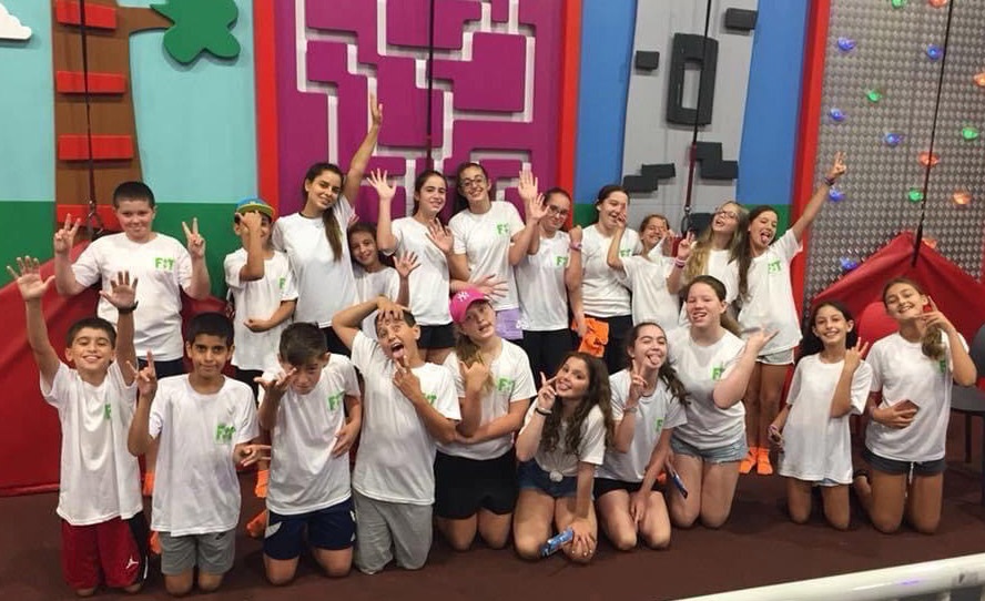 קבוצת הילדים סיימה פעילות מהנה ומעצימה בסטודיו, מלאת אנרגיה, חיוכים ושמחה. סטודיו פיט רמת השרון קייטנת כושר לילדים